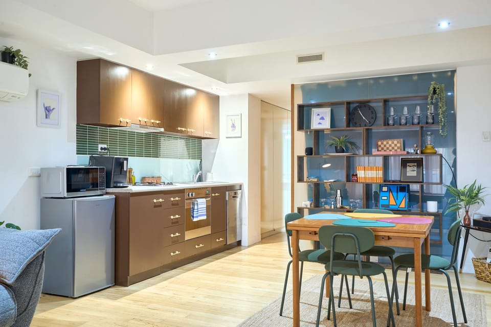Coffee/tea facilities, Dining area, oven, stove, kitchen