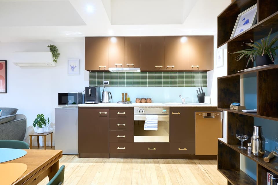 Coffee/tea facilities, Dining area, oven, stove, kitchen