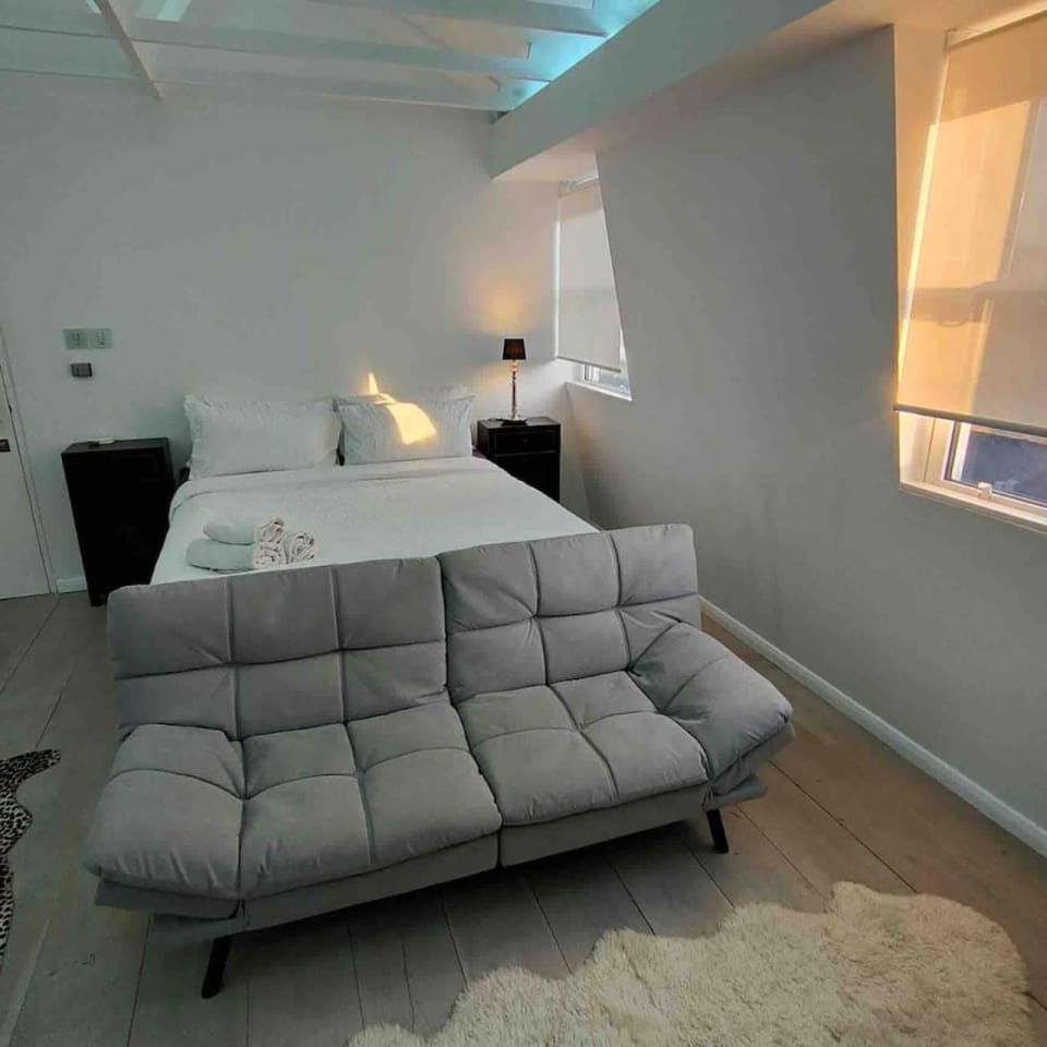 Bed, Living room, Photo of the whole room, Seating area, Bedroom