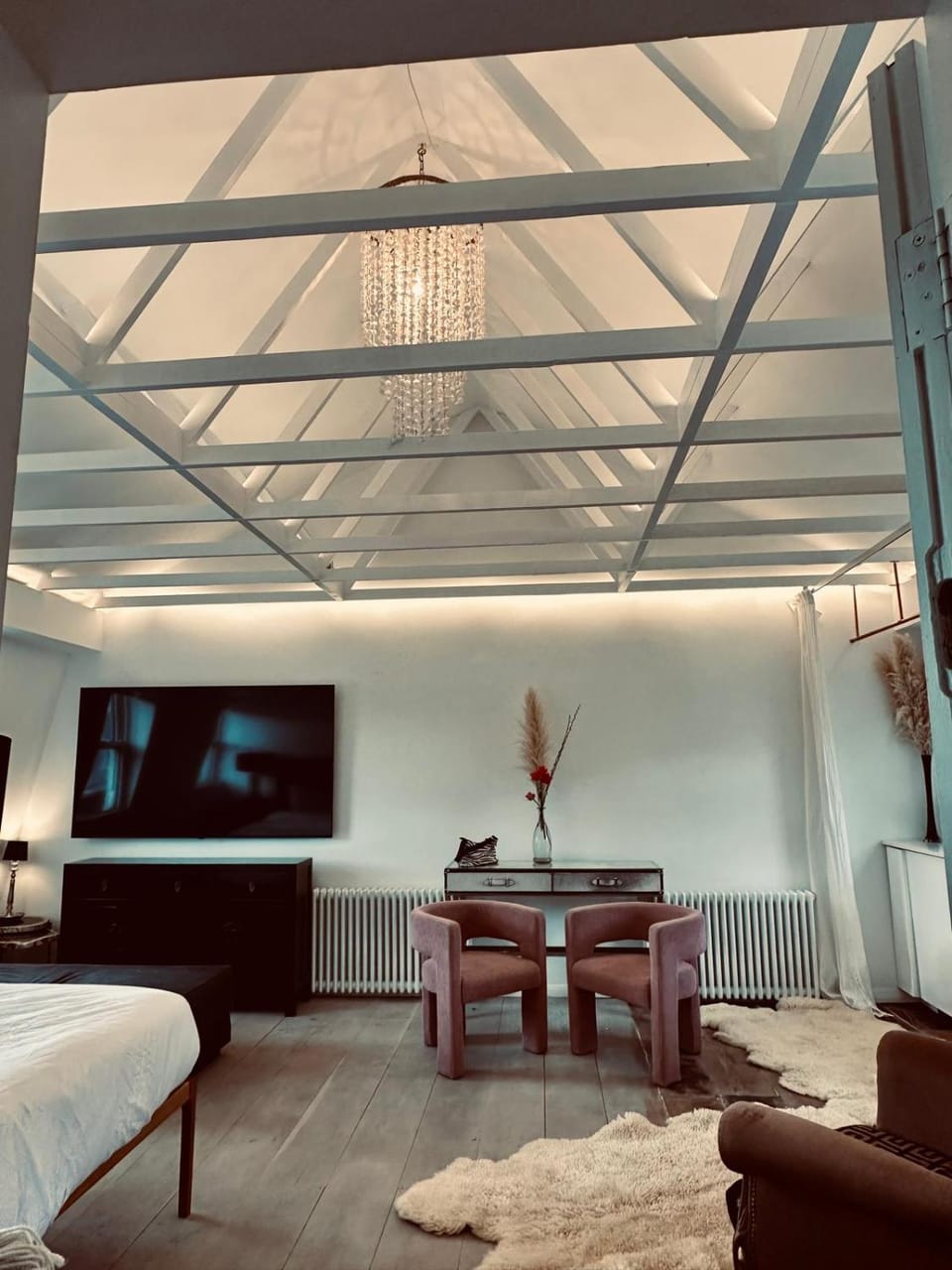 Bed, TV and multimedia, Living room, Photo of the whole room, Seating area, Bedroom, internet