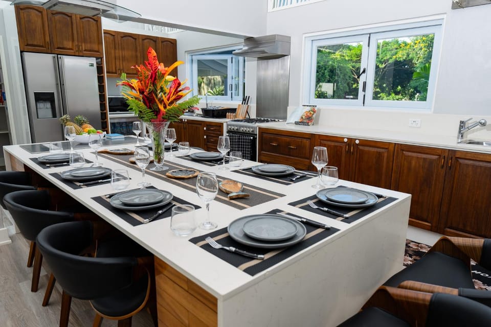 Kitchen or kitchenette, Seating area, Dining area, minibar, stove
