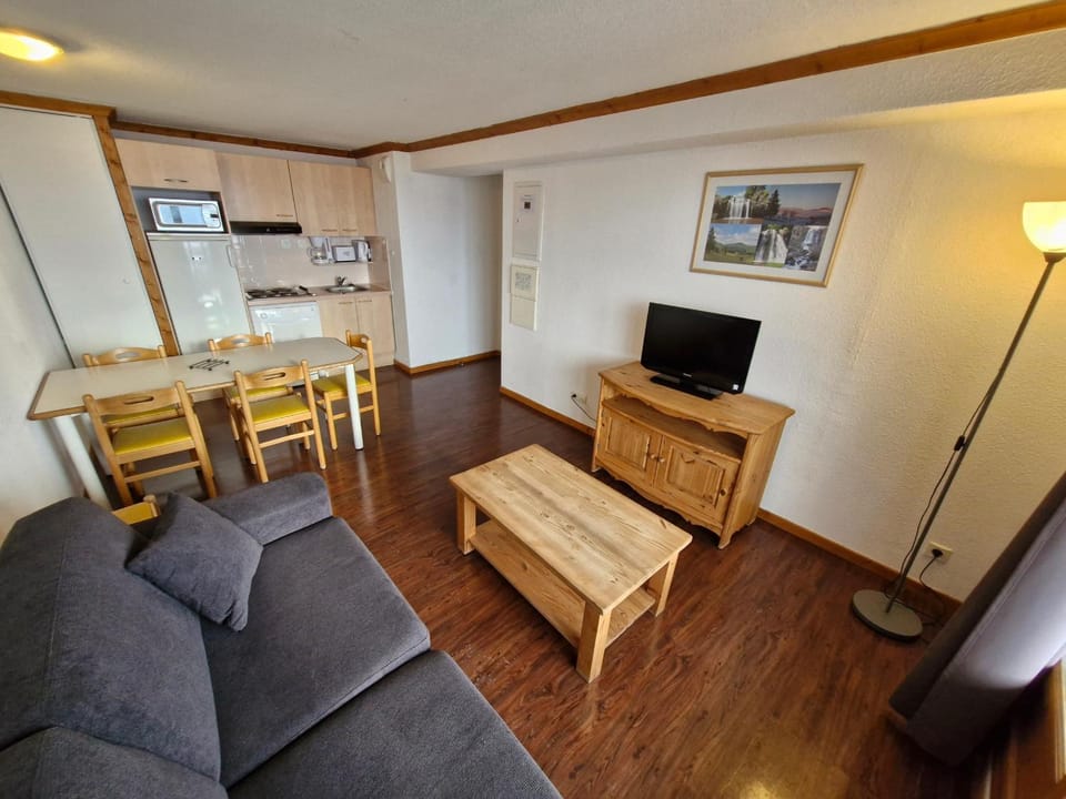 Appartement spacieux avec terrasse et garage, accès piscine - FR-1-814-88 Apartment in Besse-et-Saint-Anastaise