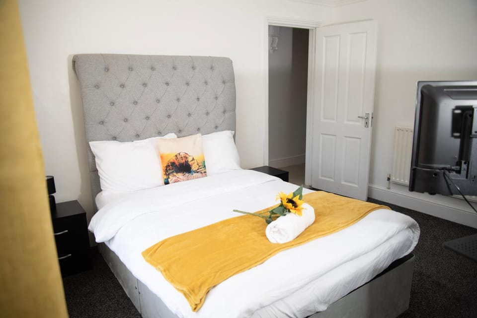 Bed, Photo of the whole room, Bedroom, towels