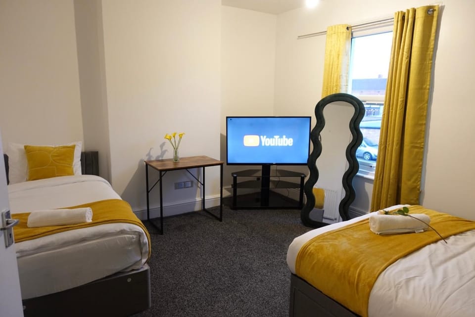 Bed, TV and multimedia, Photo of the whole room, Bedroom