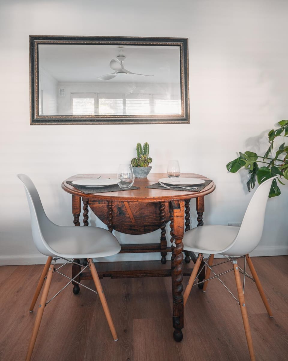 Decorative detail, Seating area, Dining area