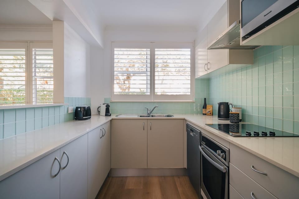 Coffee/tea facilities, dishwasher, microwave, oven, stove, kitchen