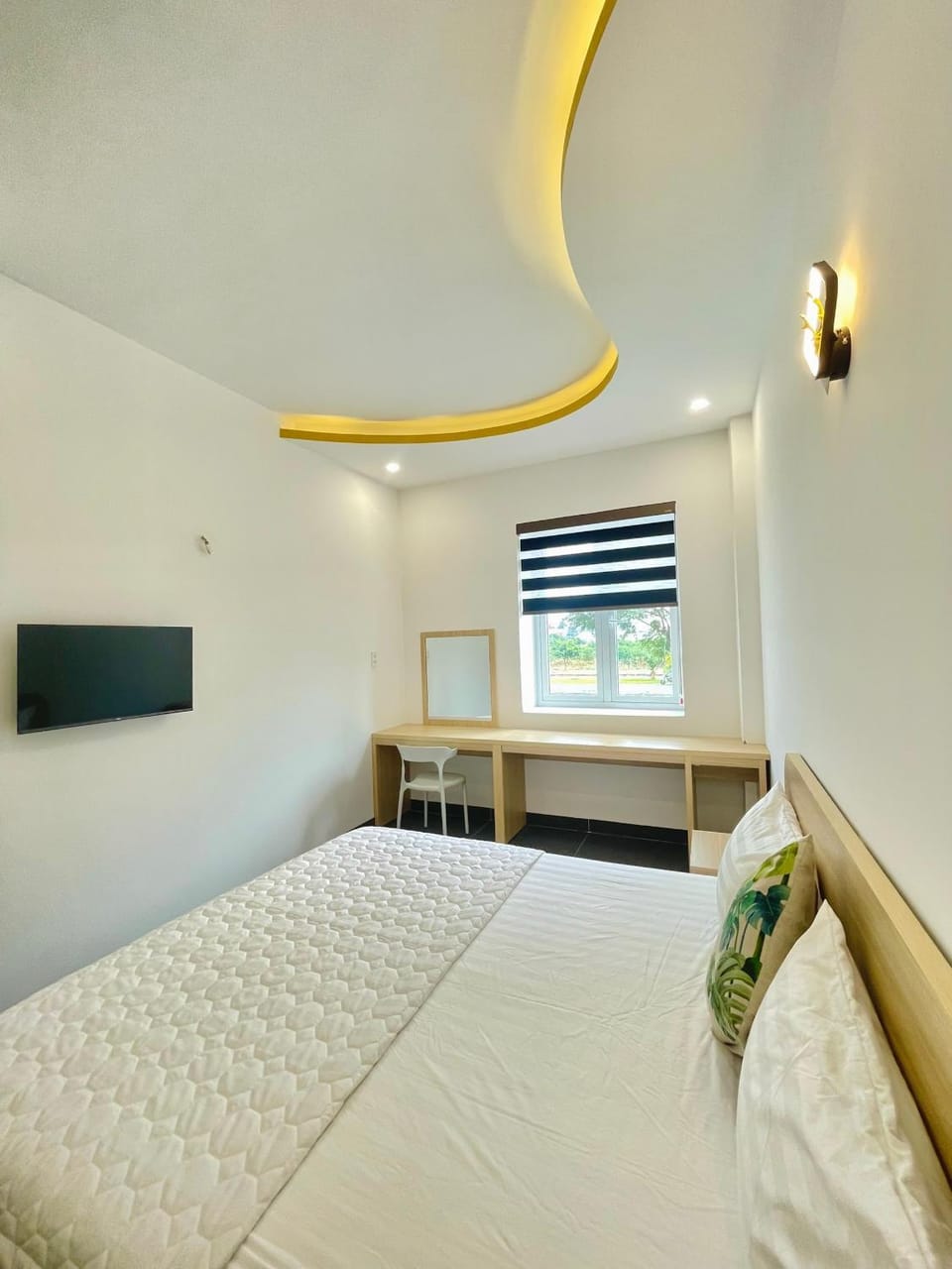 Bed, TV and multimedia, Photo of the whole room, Bedroom