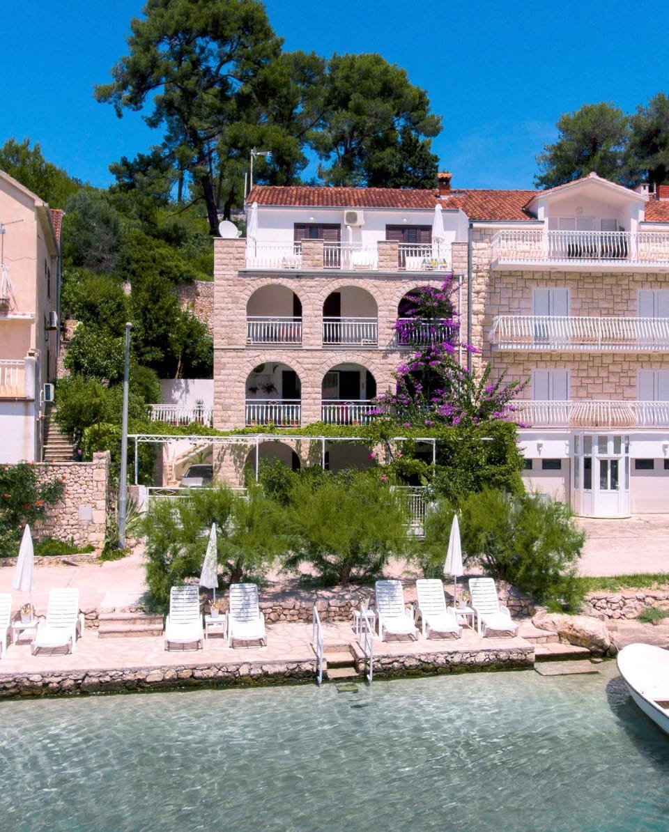 Property building, Day, Summer, Balcony/Terrace, Balcony/Terrace, Beach, Sea view, Sea view, Quiet street view, Inner courtyard view