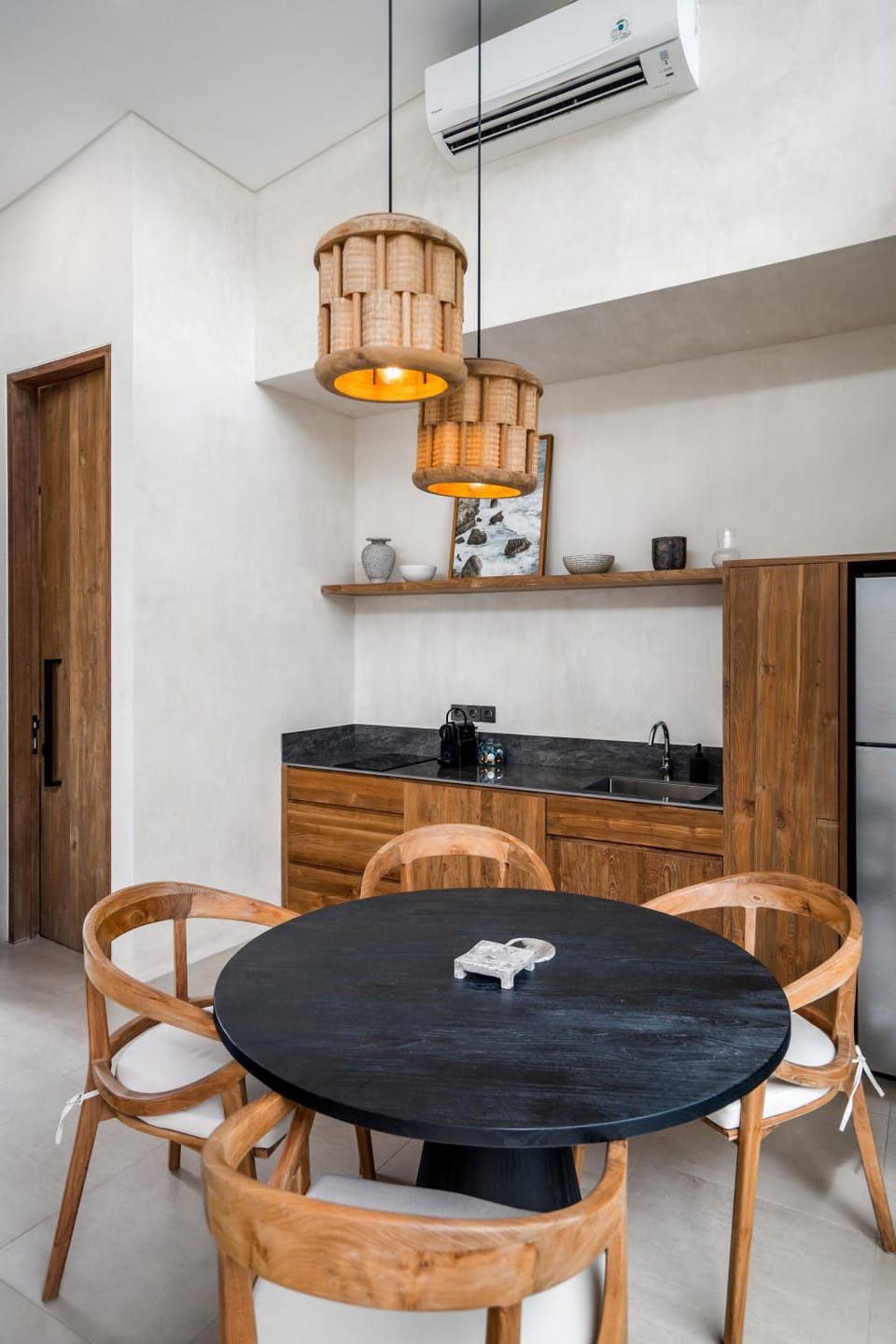 Kitchen or kitchenette, Dining area