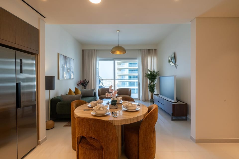 Kitchen or kitchenette, Seating area, Dining area
