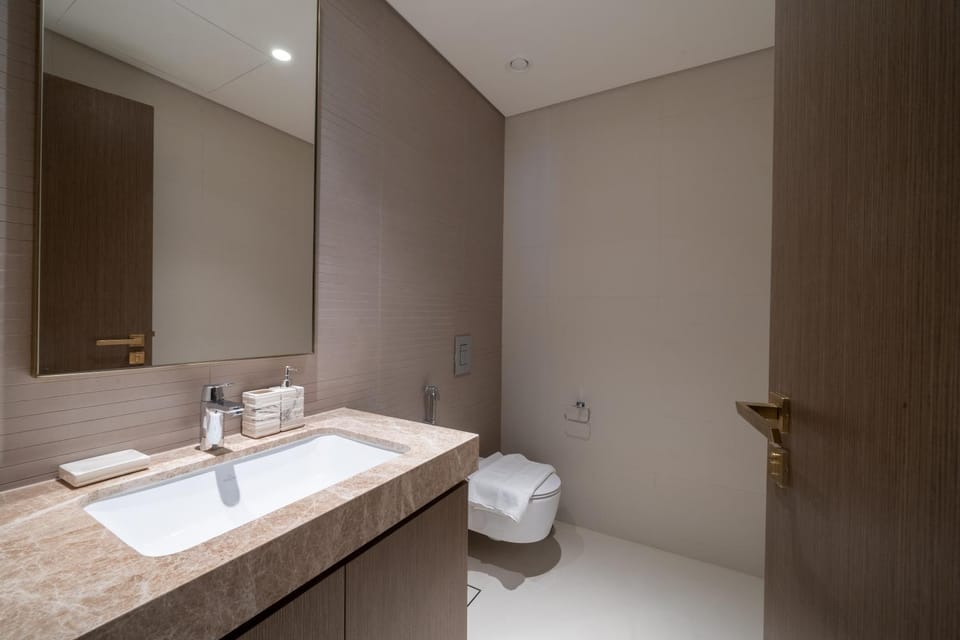 Toilet, towels