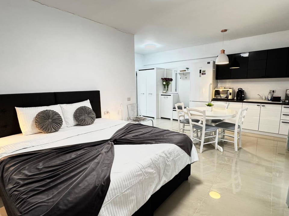 Nearby Lake Romantic Retreat Apartment in Timisoara