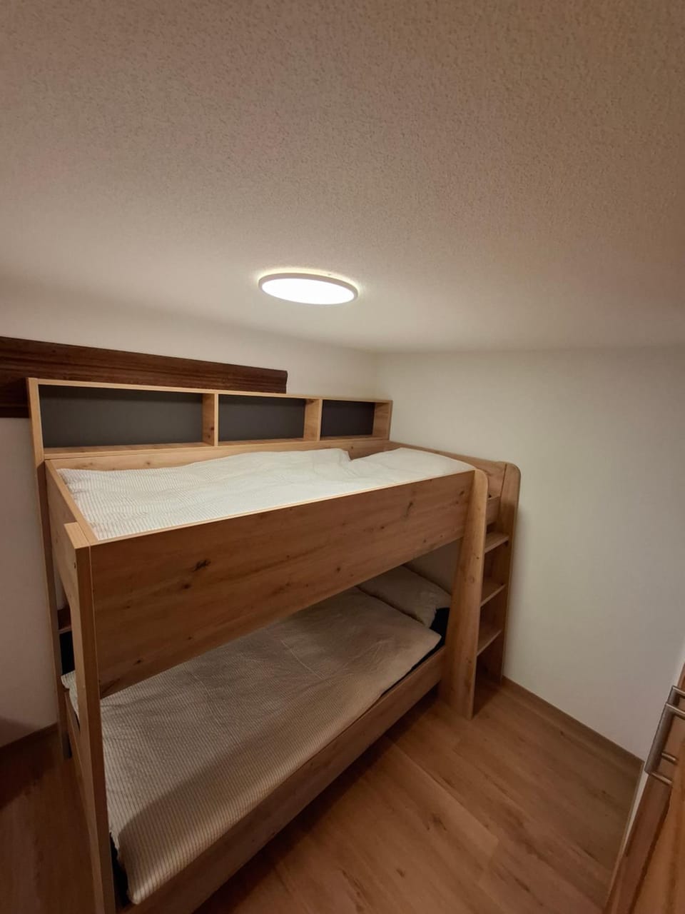 Bedroom, bunk bed