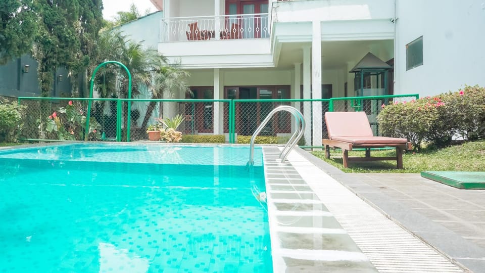 Property building, Day, Pool view, Swimming pool, Swimming pool, sunbed