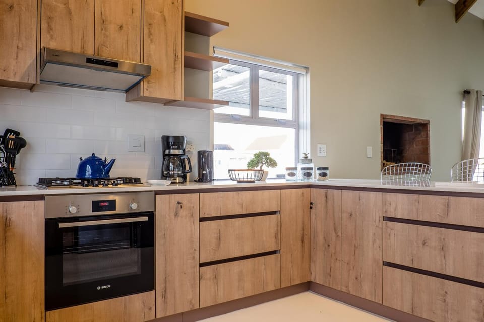 Coffee/tea facilities, Kitchen or kitchenette, stove, toaster