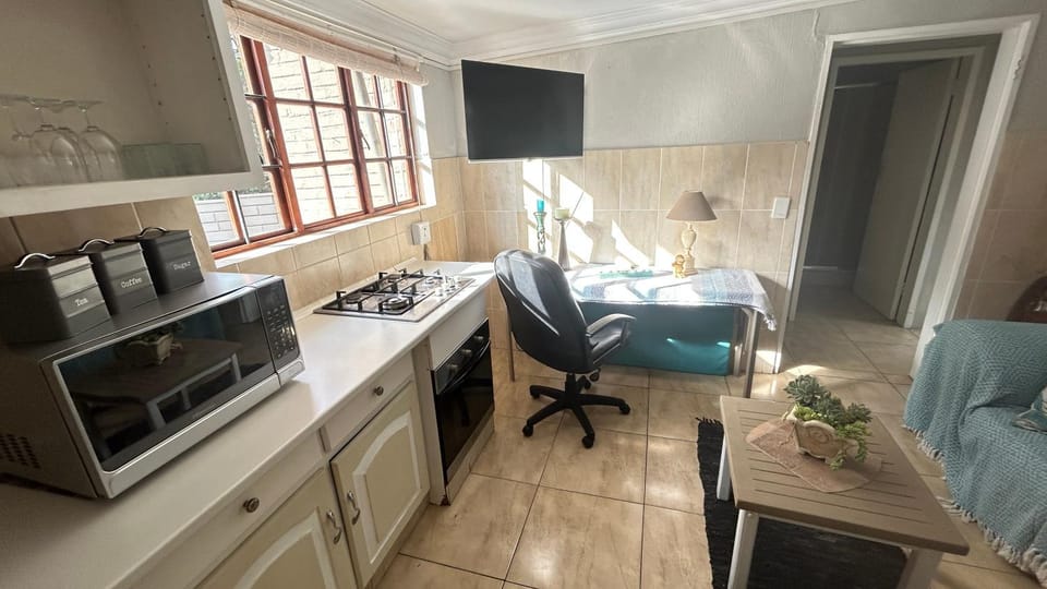 Artzys private Flatlet 1km to Olivedale Clinic Apartment in Randburg