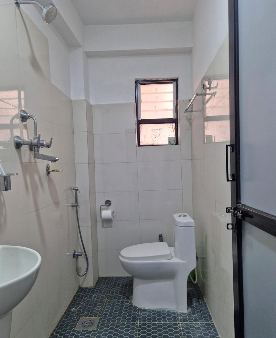 Shower, Toilet, Bathroom, towels