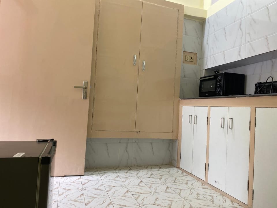 Kitchen or kitchenette, minibar, oven