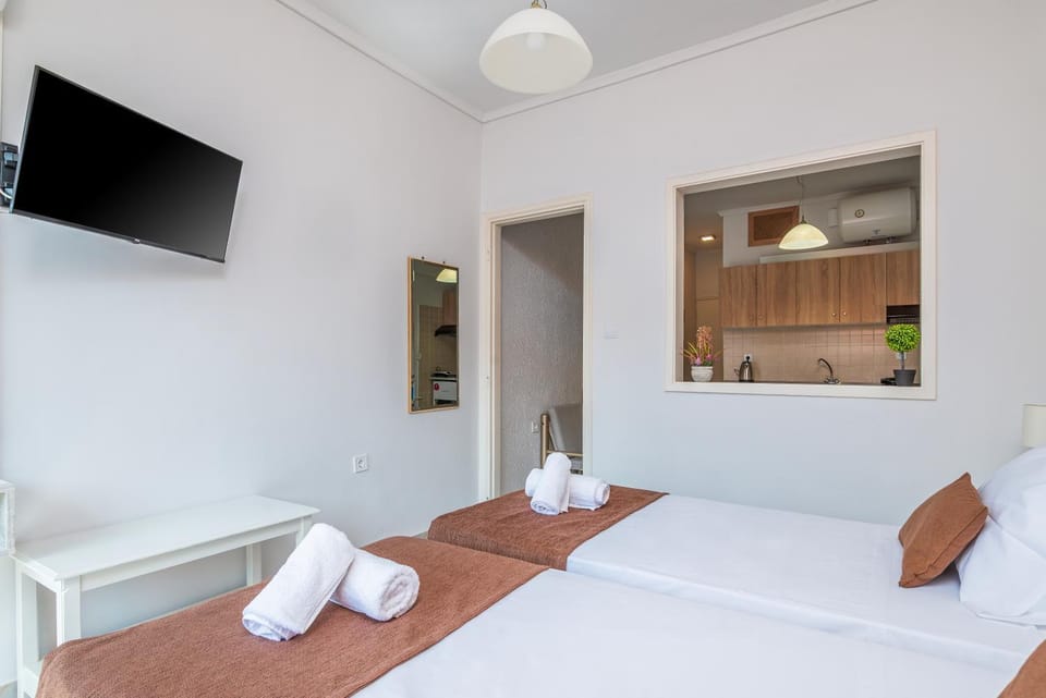 Bed, TV and multimedia, Photo of the whole room, Bedroom