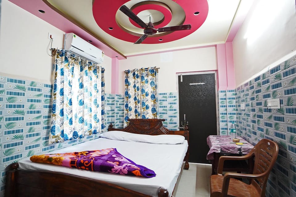 Bed, Living room, Photo of the whole room, Seating area, Bedroom, wardrobe