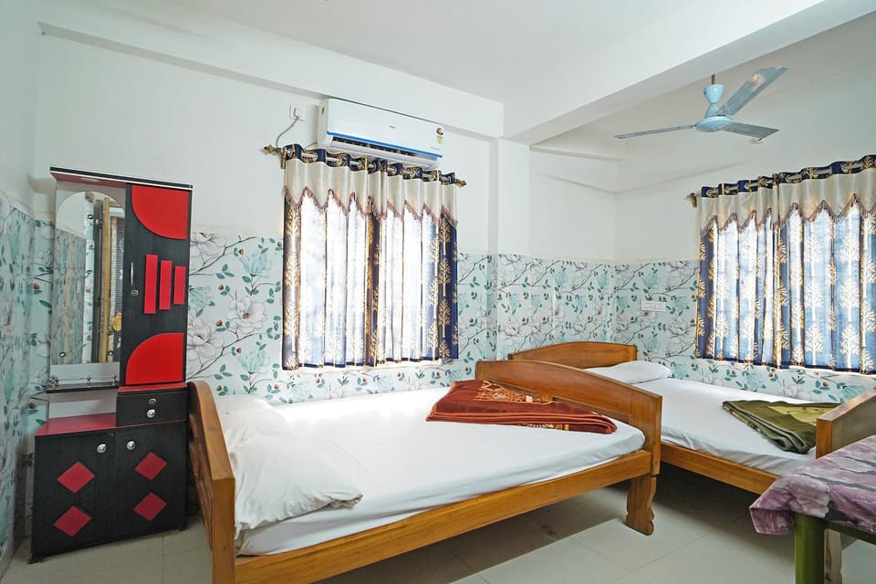 Bed, Photo of the whole room, Bedroom, towels, air conditioner