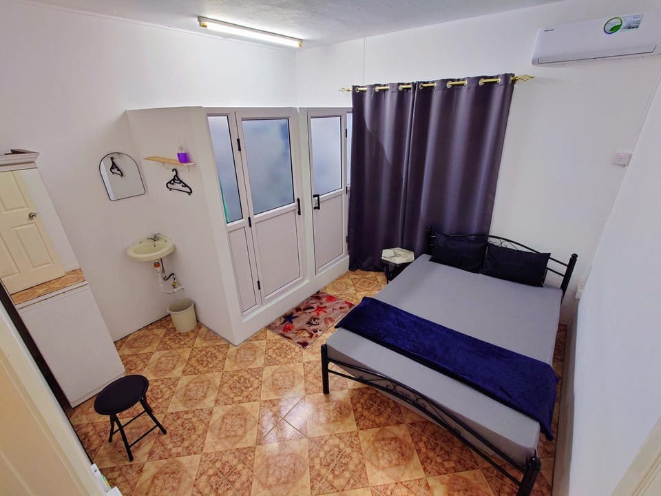 Bed, Photo of the whole room, Bedroom, air conditioner