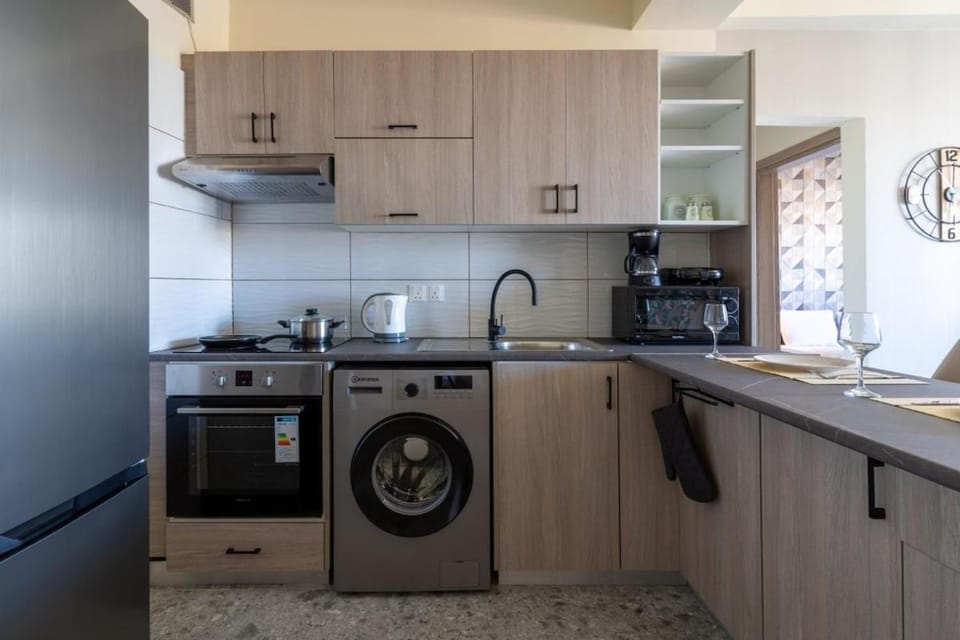 Coffee/tea facilities, Kitchen or kitchenette, dishwasher, microwave, oven, stove, toaster, washing machine