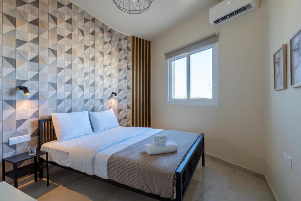 Bed, Bedroom, towels, air conditioner