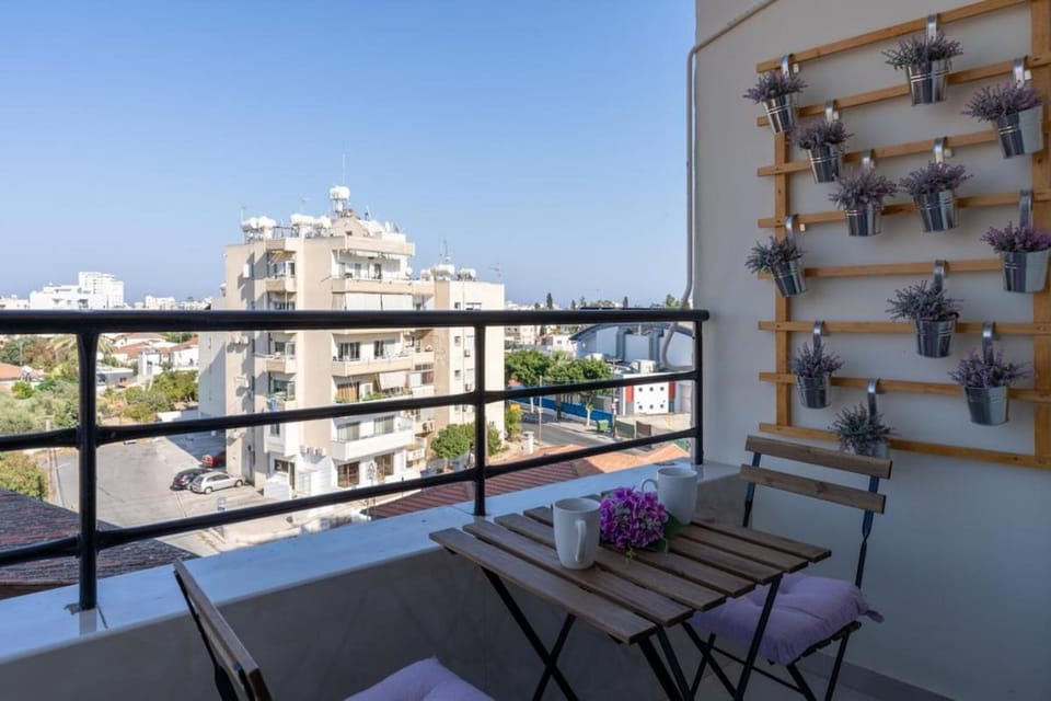 Day, View (from property/room), Balcony/Terrace, Decorative detail, Seating area, Dining area, City view