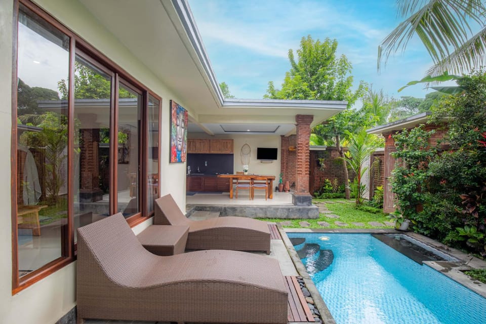 Property building, Day, Natural landscape, Garden, View (from property/room), Balcony/Terrace, Seating area, Garden view, Pool view, Swimming pool, sunbed