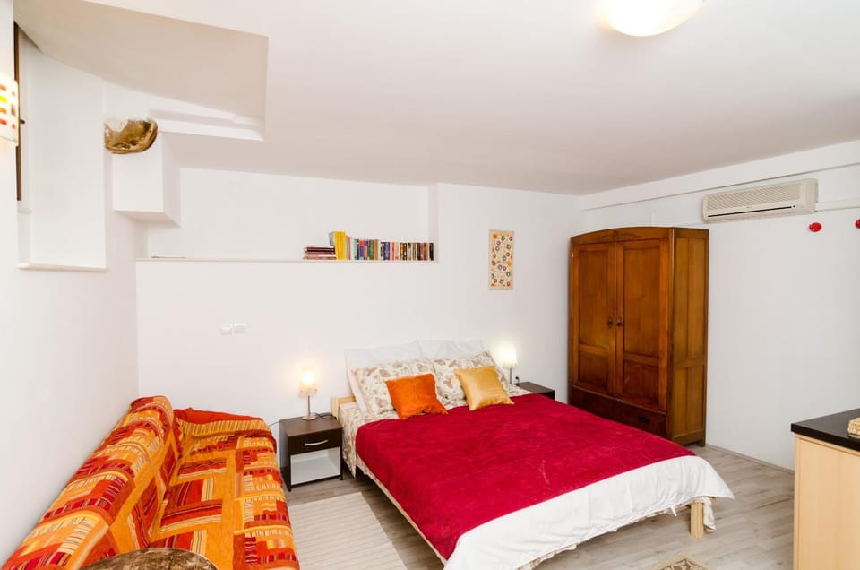 Bed, Seating area, Bedroom, wardrobe