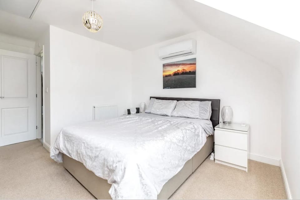 Modern 4 Bedroom House in Buckingham Apartment in Aylesbury Vale