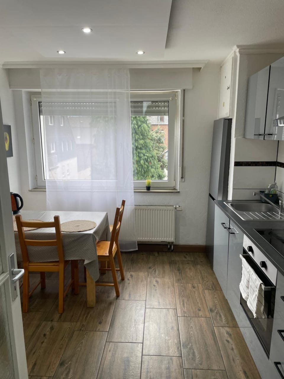 Coffee/tea facilities, Kitchen or kitchenette, Dining area, microwave, oven, kitchen