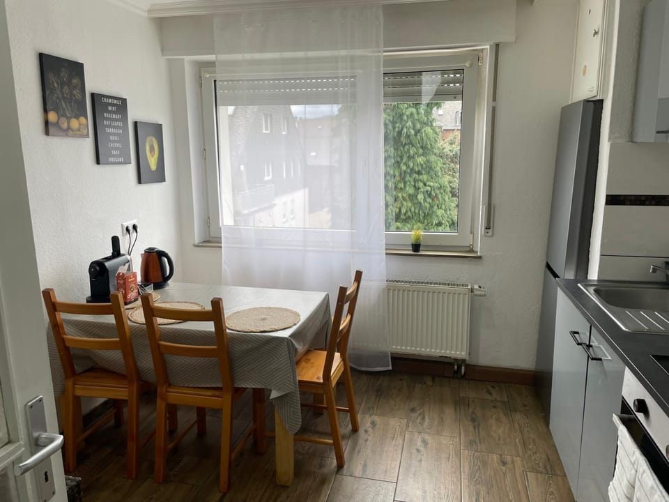 Coffee/tea facilities, Kitchen or kitchenette, Dining area, microwave, oven, kitchen