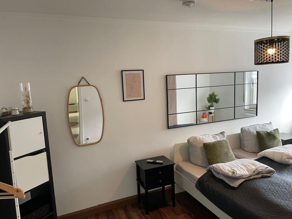 Bed, TV and multimedia, Bedroom