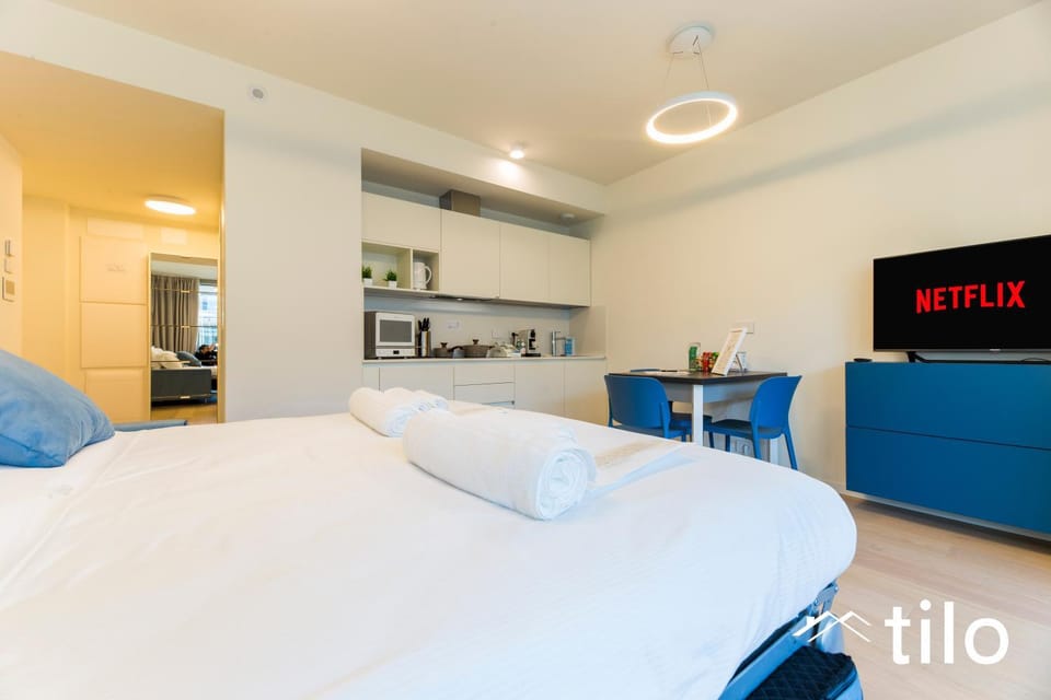 Communal lounge/ TV room, Bed, TV and multimedia, Kitchen or kitchenette, Photo of the whole room, Evening entertainment, Bedroom, Text overlay