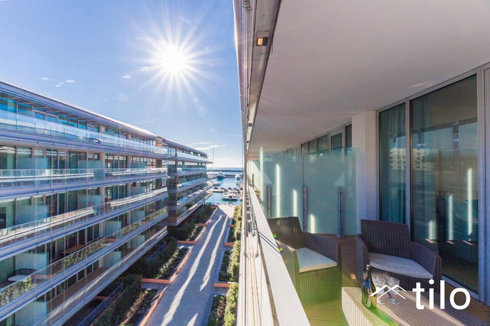Property building, Day, View (from property/room), Balcony/Terrace, City view