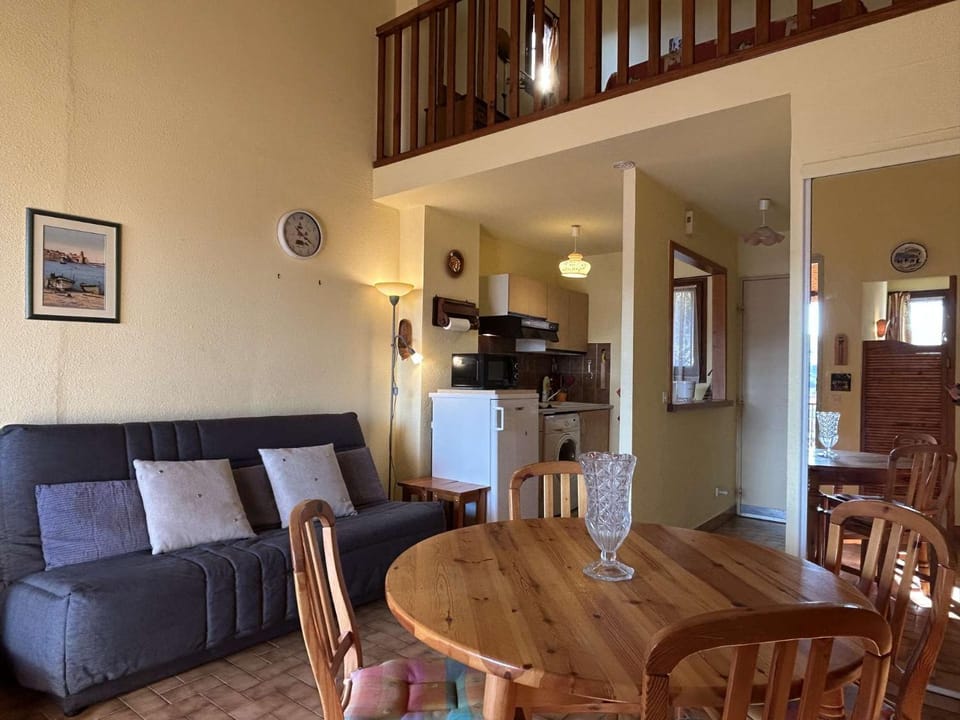 Kitchen or kitchenette, Living room, Seating area, Dining area