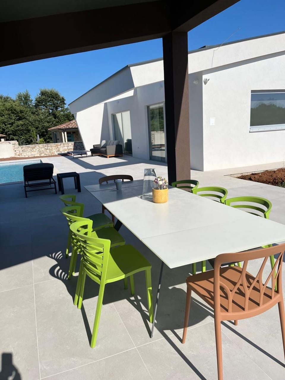 Patio, Day, Living room, Breakfast