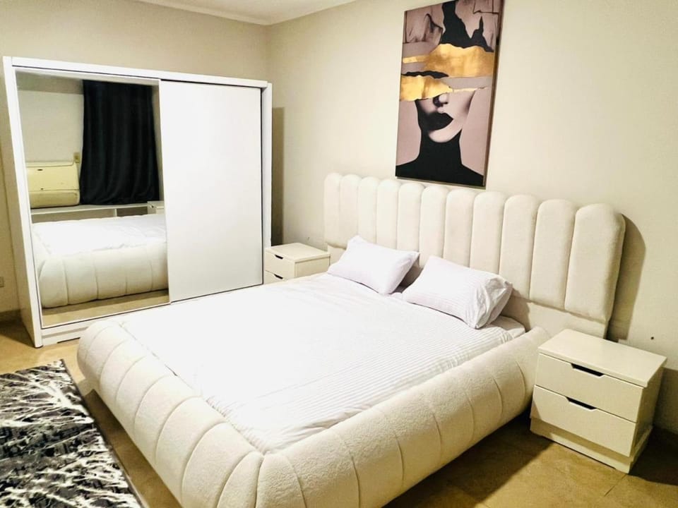 Bed, Living room, Photo of the whole room, Seating area, Bedroom