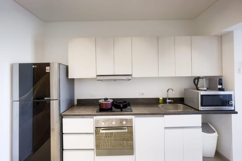 Coffee/tea facilities, Kitchen or kitchenette, microwave, oven, stove, wardrobe