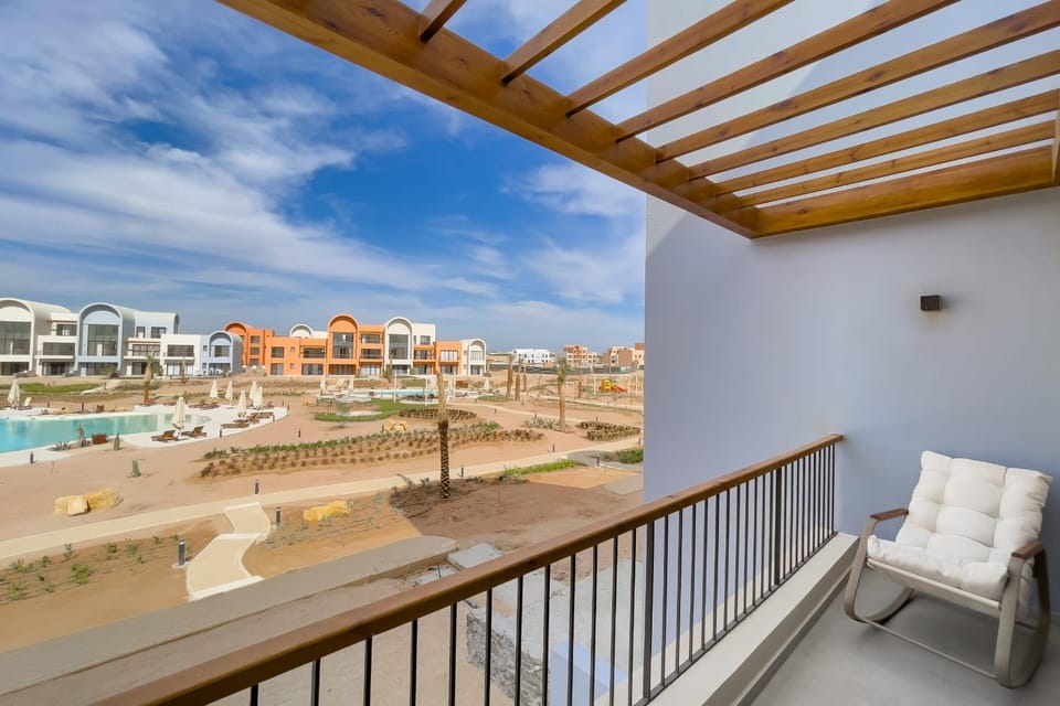 Property building, View (from property/room), Balcony/Terrace, Seating area, Pool view, Swimming pool, sunbed