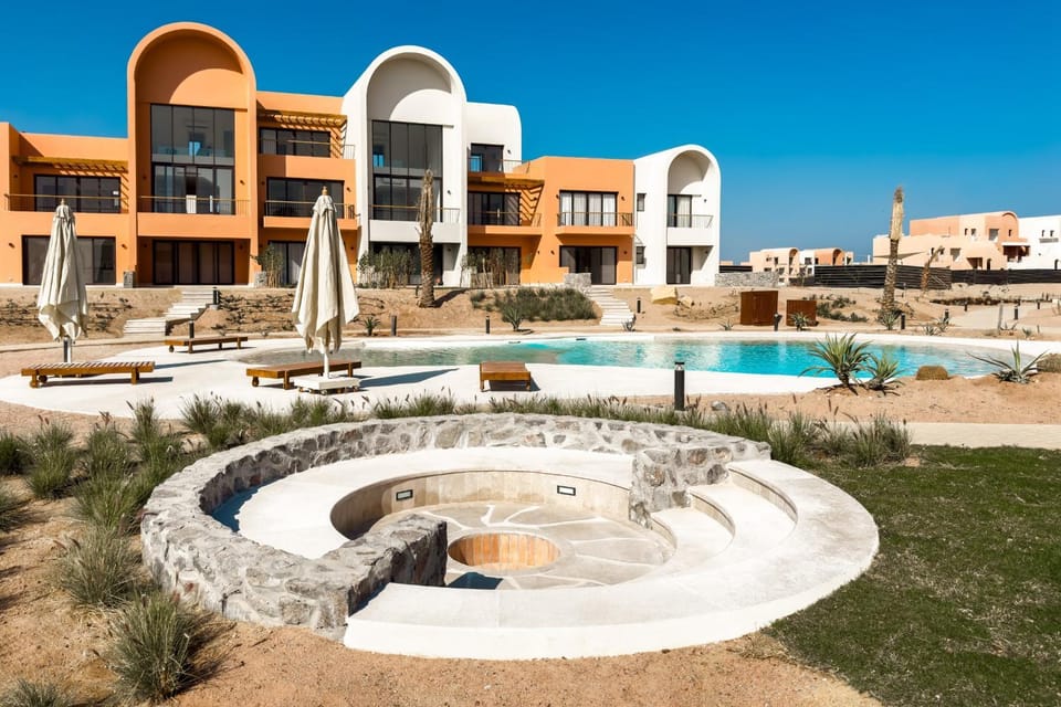 Property building, Day, Neighbourhood, Pool view, Swimming pool, sunbed