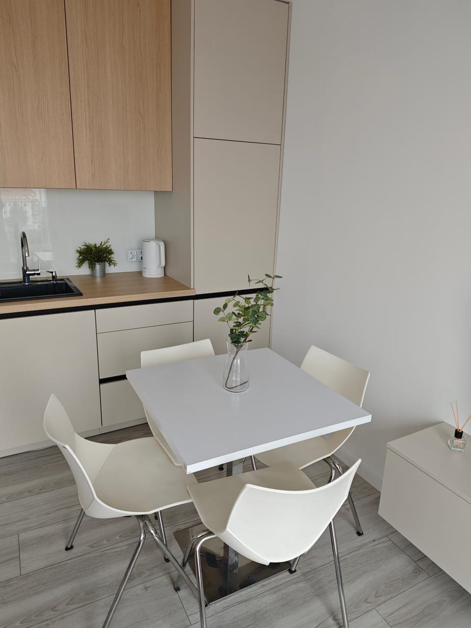 Kitchen or kitchenette, Living room, Seating area, Dining area