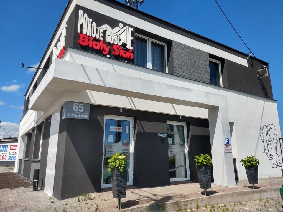 Property building, Facade/entrance, Property logo or sign