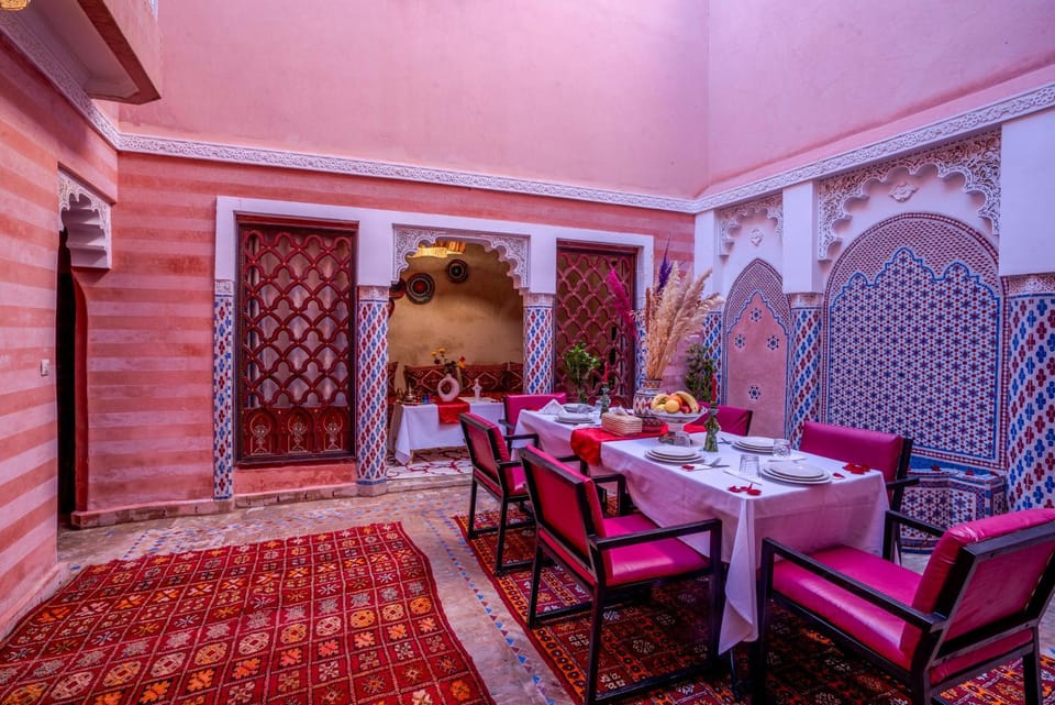 Restaurant/places to eat, Living room, Seating area