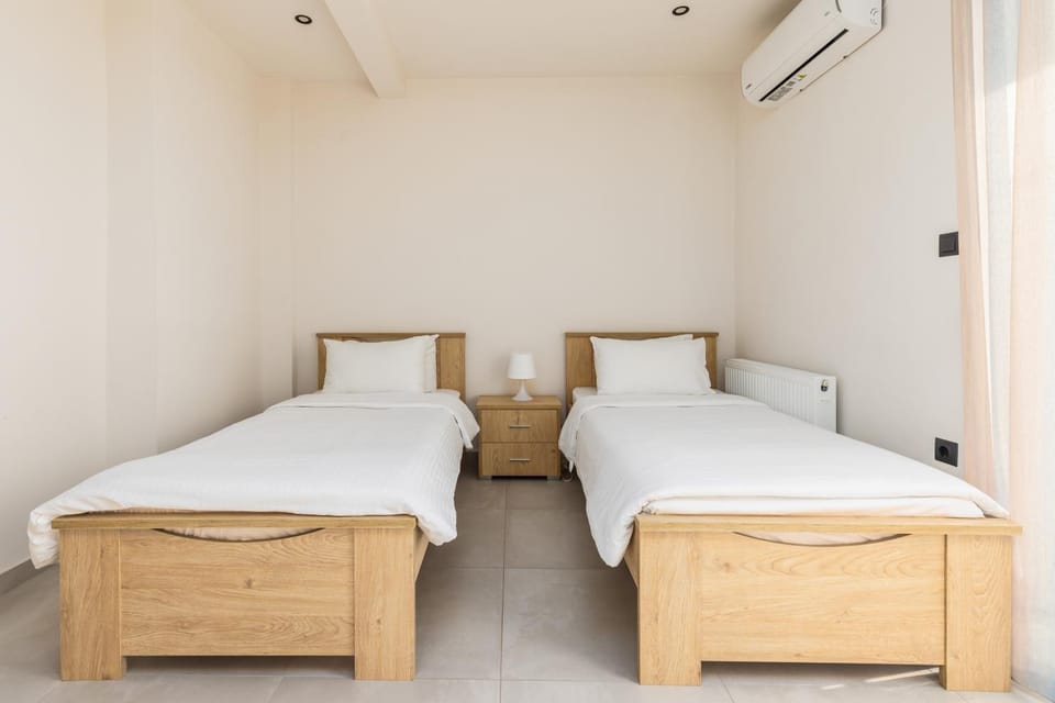 Bed, Photo of the whole room, Bedroom, air conditioner
