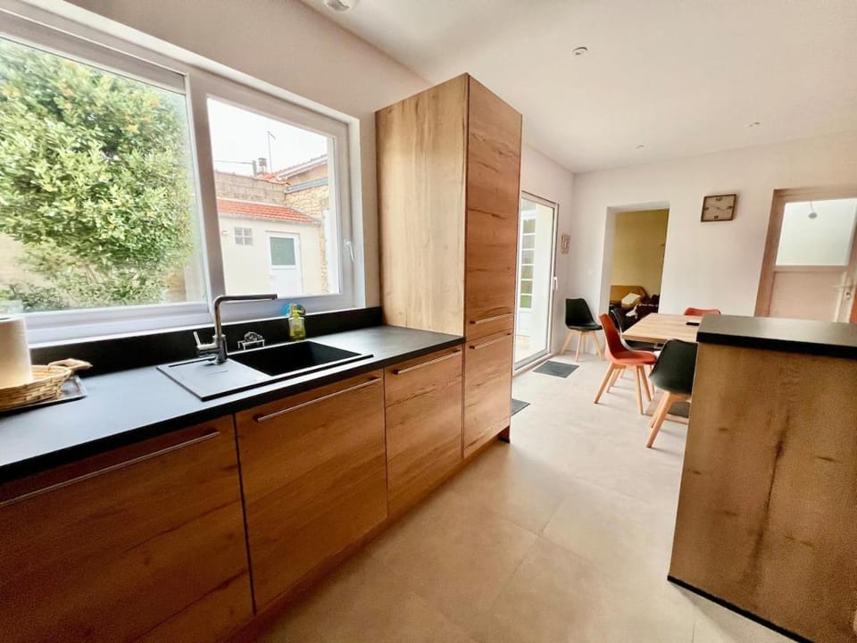 Kitchen or kitchenette, Dining area, stove