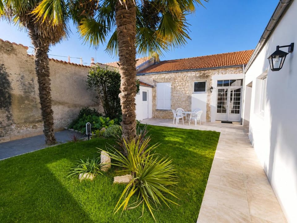 GRANDE MAISON DE VILLE - 10min du Centre-ville - Jardin Terrasse Barbecue Terrain de Pétanque - Moderne & Confort Bed and Breakfast in La Rochelle