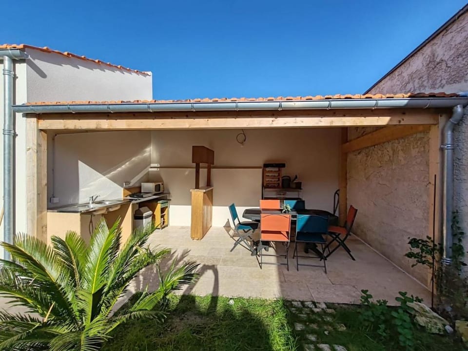 Property building, Patio, Day, Balcony/Terrace, Dining area
